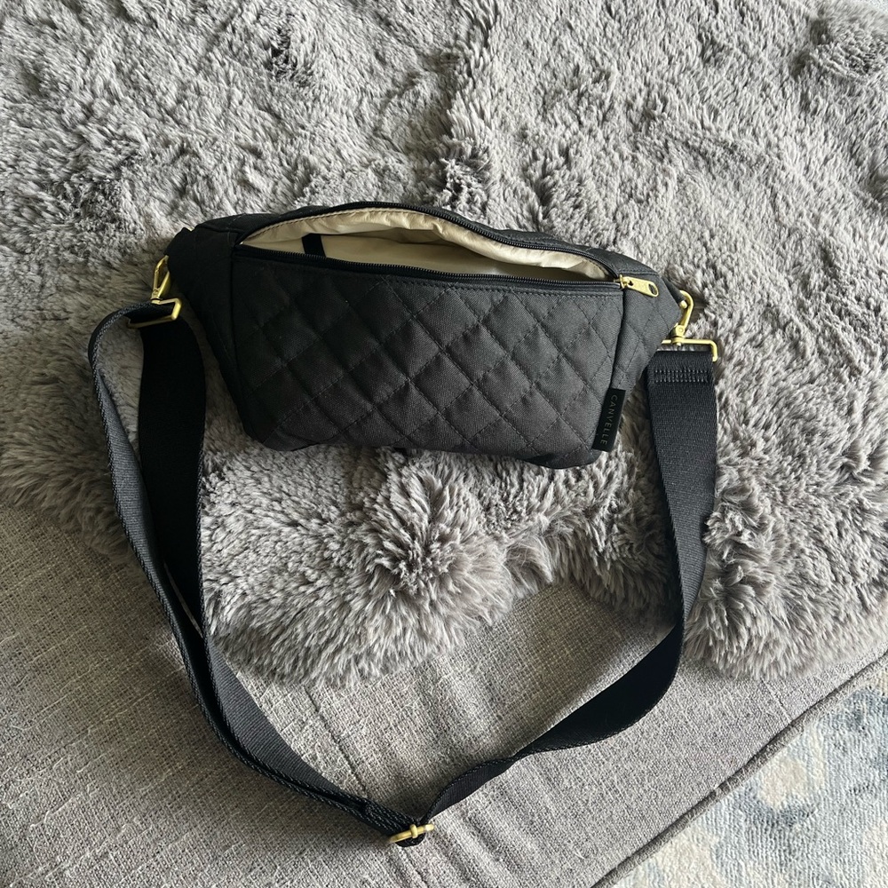 Canvelle bumb bag.